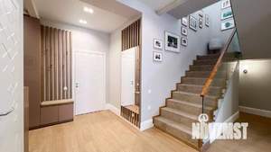 Коттедж 220м², 2-этажный, на длительный срок, 