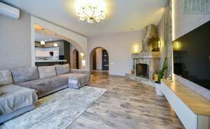 Дом 203м&sup2;, 2-этажный, участок 10 сот.  