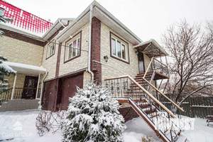 Дом 295м&sup2;, 3-этажный, участок 10 сот.  