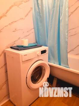 Студия квартира, посуточно, 35м2, 1/9 этаж