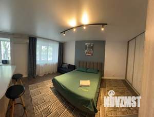 Студия квартира, посуточно, 36м2, 1/5 этаж